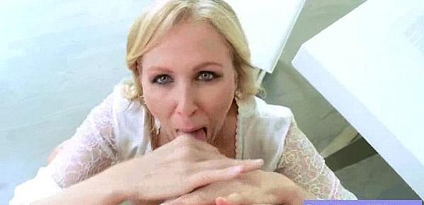  Sex Scene With Superb Busty Mommy (julia ann) clip-16